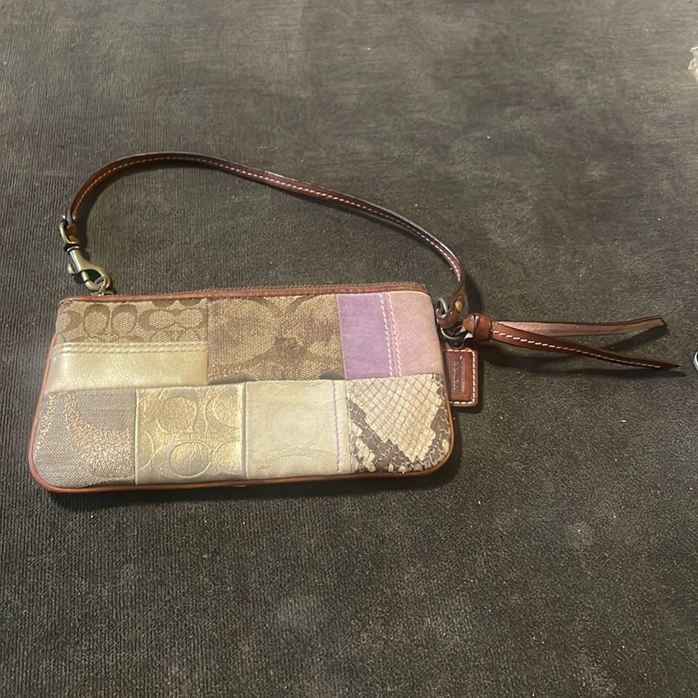 COACH PATCHWORK SIGNATURE WHIP STITCH PATCH JACQUARD LEATHER WRISTLET WALLET - Picture 1 of 3